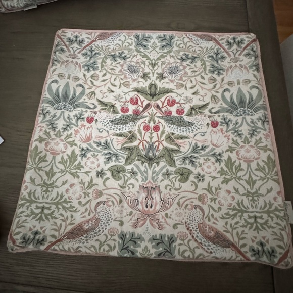 William Morris Strawberry Thief Pillow covers
Set of two 20x20 - Picture 1 of 7